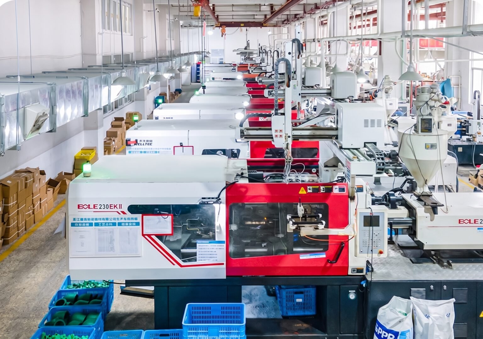 Galpão de injeção da fábrica que produz a linha PPR Westra