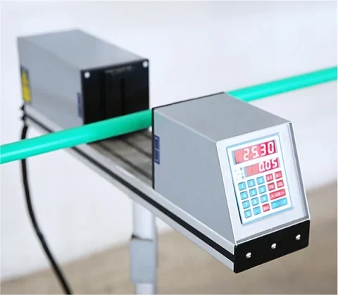 Sensor a laser medindo o diâmetro do tubo de PPR durante a extrusão